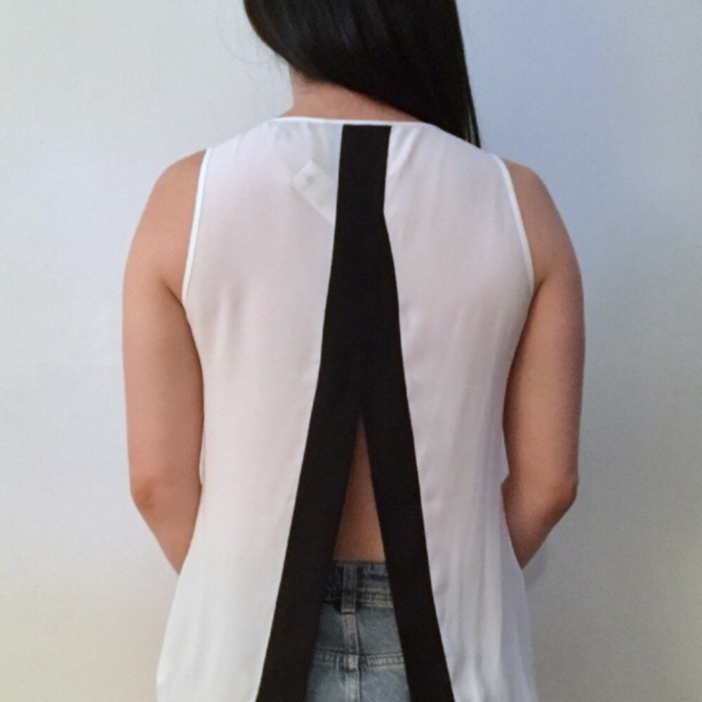 2 for $15🎈Express camisole top, black and white.